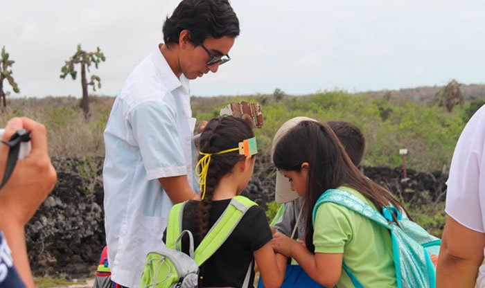 Class of marine ecosystems with the students of the Tomás de Berlanga School in La Ratonera beach, Santa Cruz, Galapagos