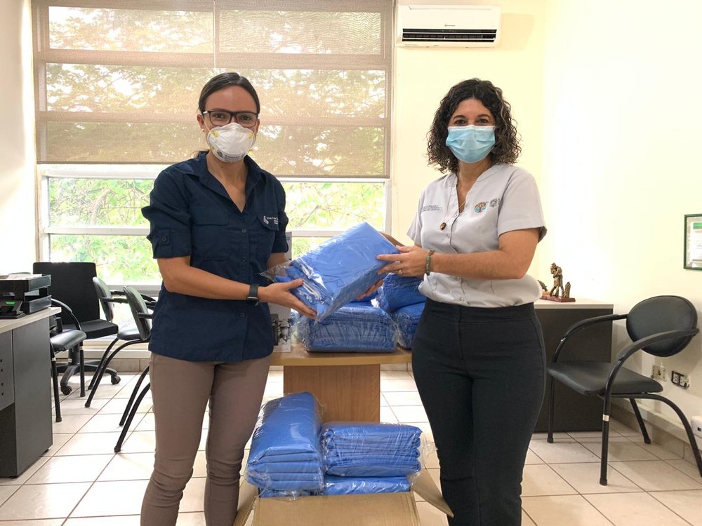 Johanna Carrión, representative of the Charles Darwin Foundation, delivering masks and protective suits to Marilyn Cruz, ABG Director.