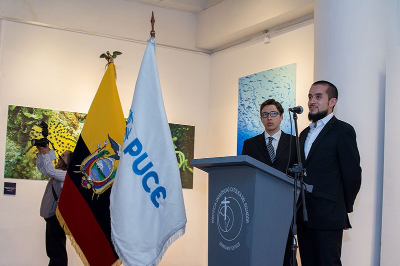 Jorge Salgado welcoming the attendees of the inauguration  of the photographic exhibition.