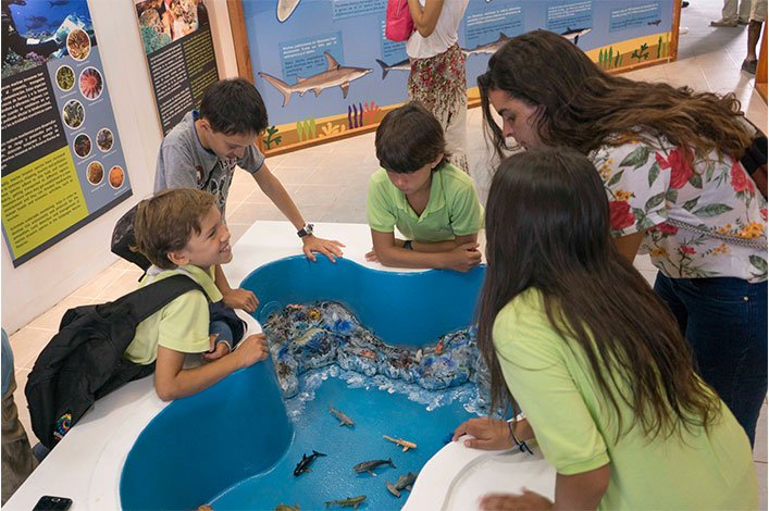 Students from Tomas de Berlanga school visiting the new exhibition for World Oceans Day. 